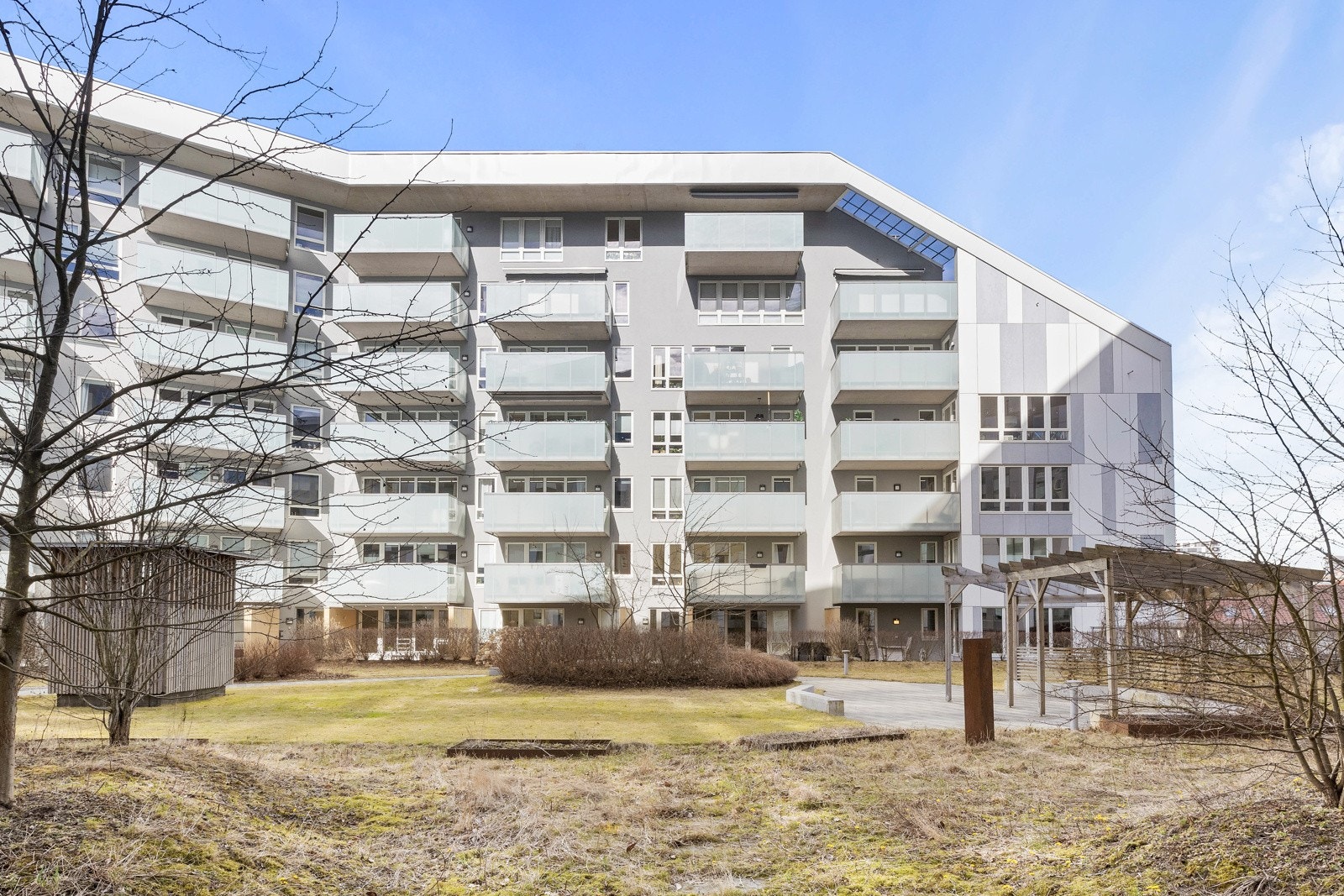 Her bor du i et område som har vokst frem som et knutepunkt for både pendlere og lokalbefolkningen, med en spennende miks av boliger, næringsliv og servicetilbud. Galleribilde