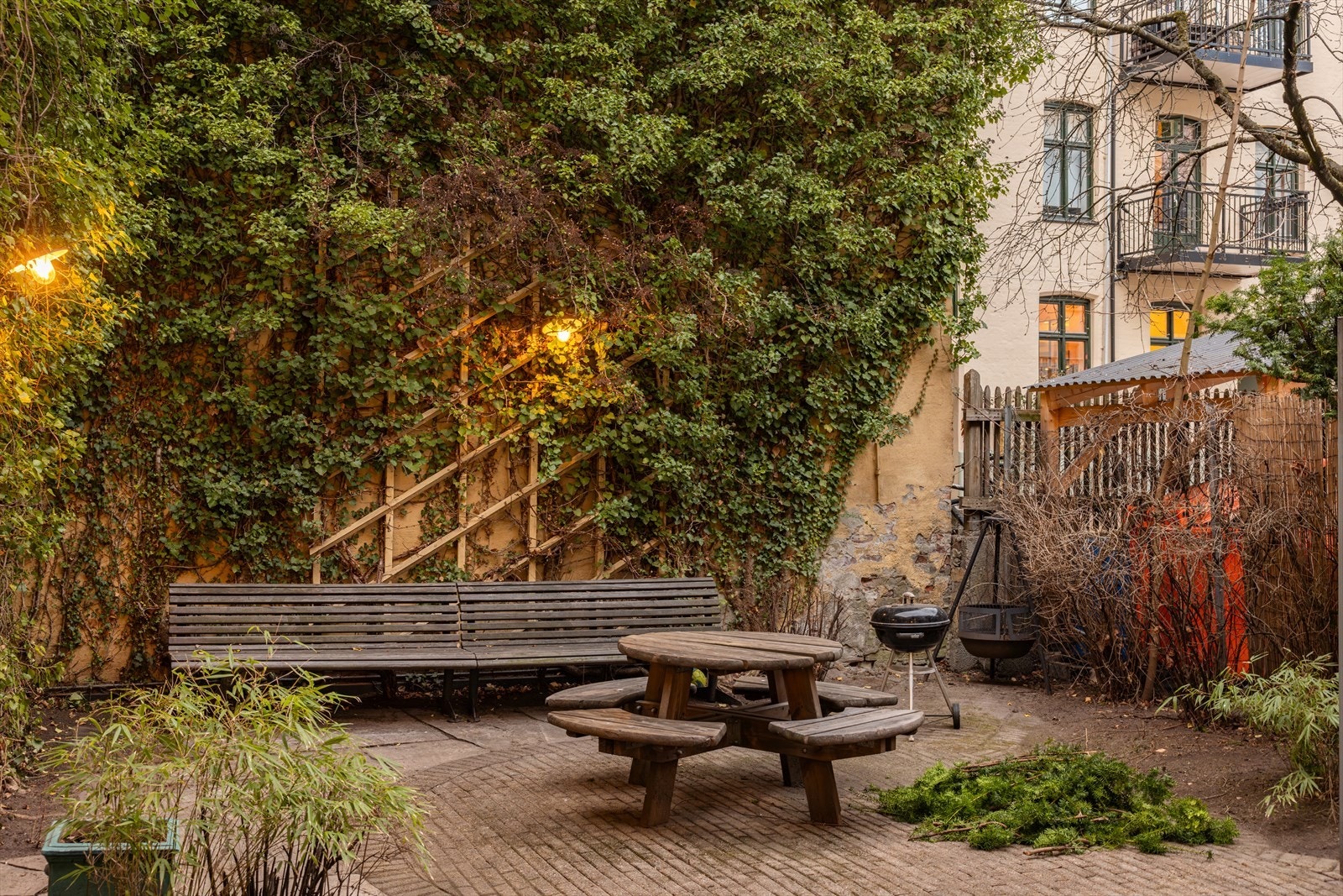En koselig bakgård i hjertet av Oslo, med rolige uteområder perfekt for avslapning eller en uformell samling med venner. Galleribilde