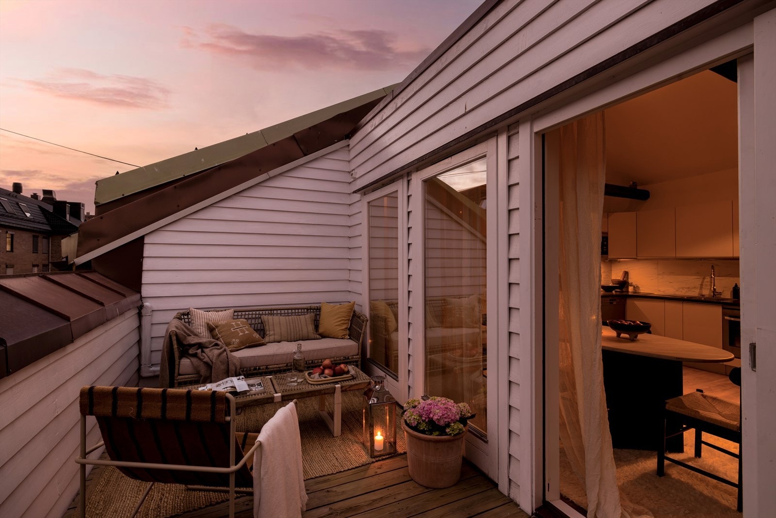 Solrik vestvendt terrasse på ca. 10 kvm - ideell for lange sommerkvelder i solskinn. Galleribilde