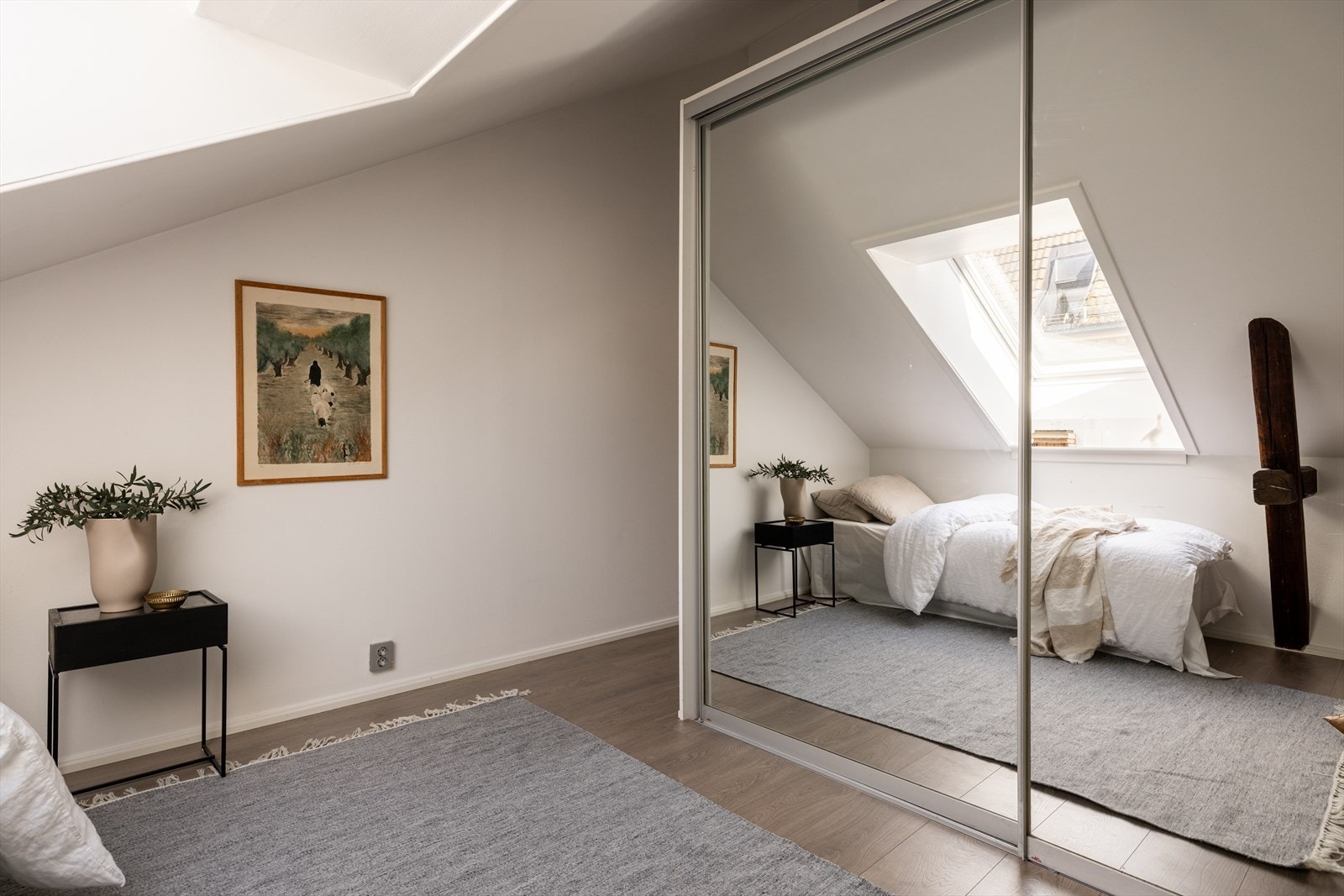 Rommet har skyvedørsgarderobe og stort takvindu med utsyn. Galleribilde