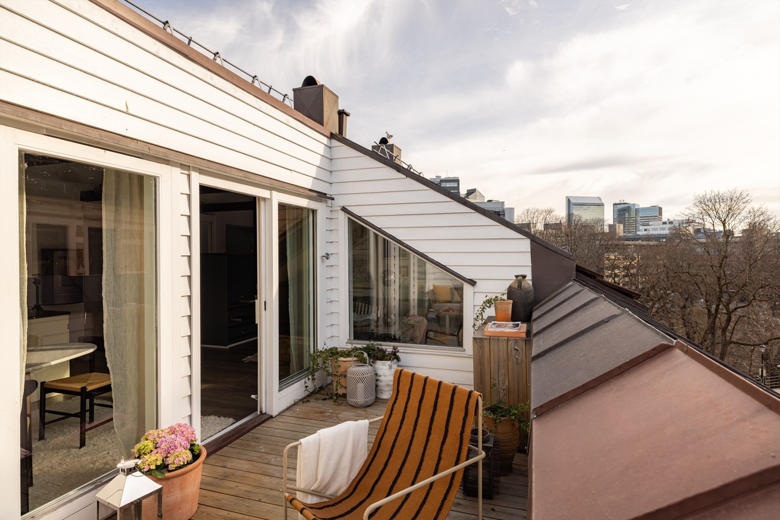 Terrassen har plass til sittegruppe, plantekasser og gassgrill - og ligger lunt og usjenert. Galleribilde