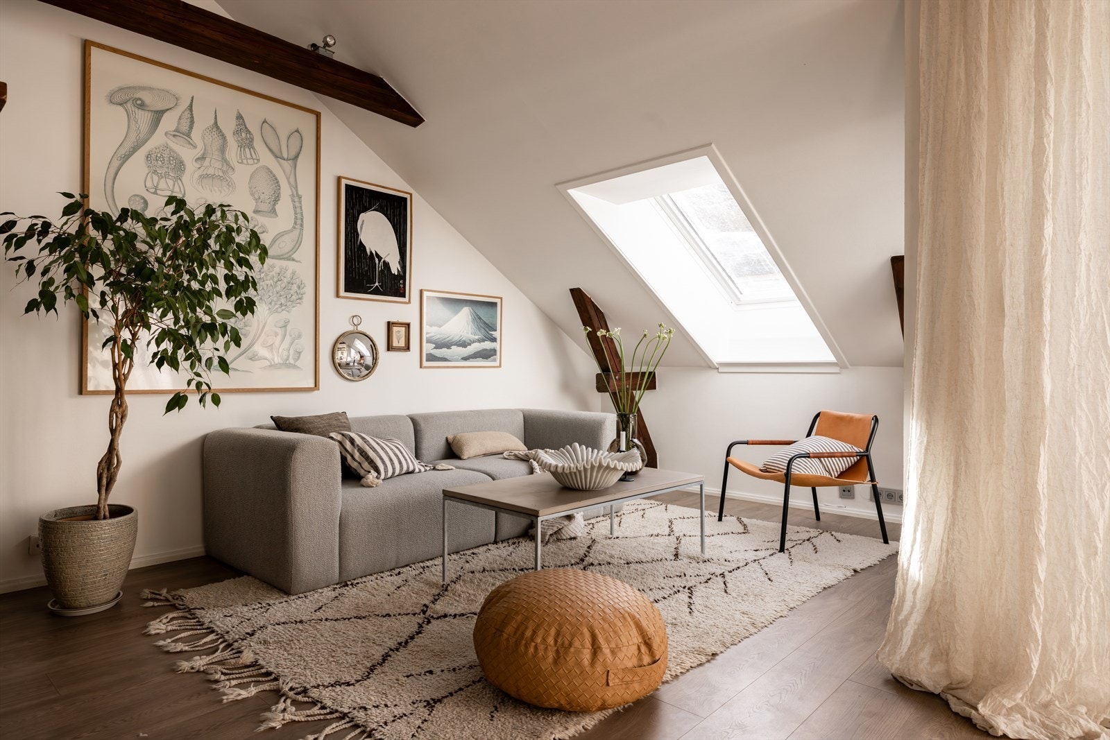 En lys og luftig stue med store vinduer som slipper inn rikelig med naturlig lys, og skaper en varm og innbydende atmosfære. Galleribilde