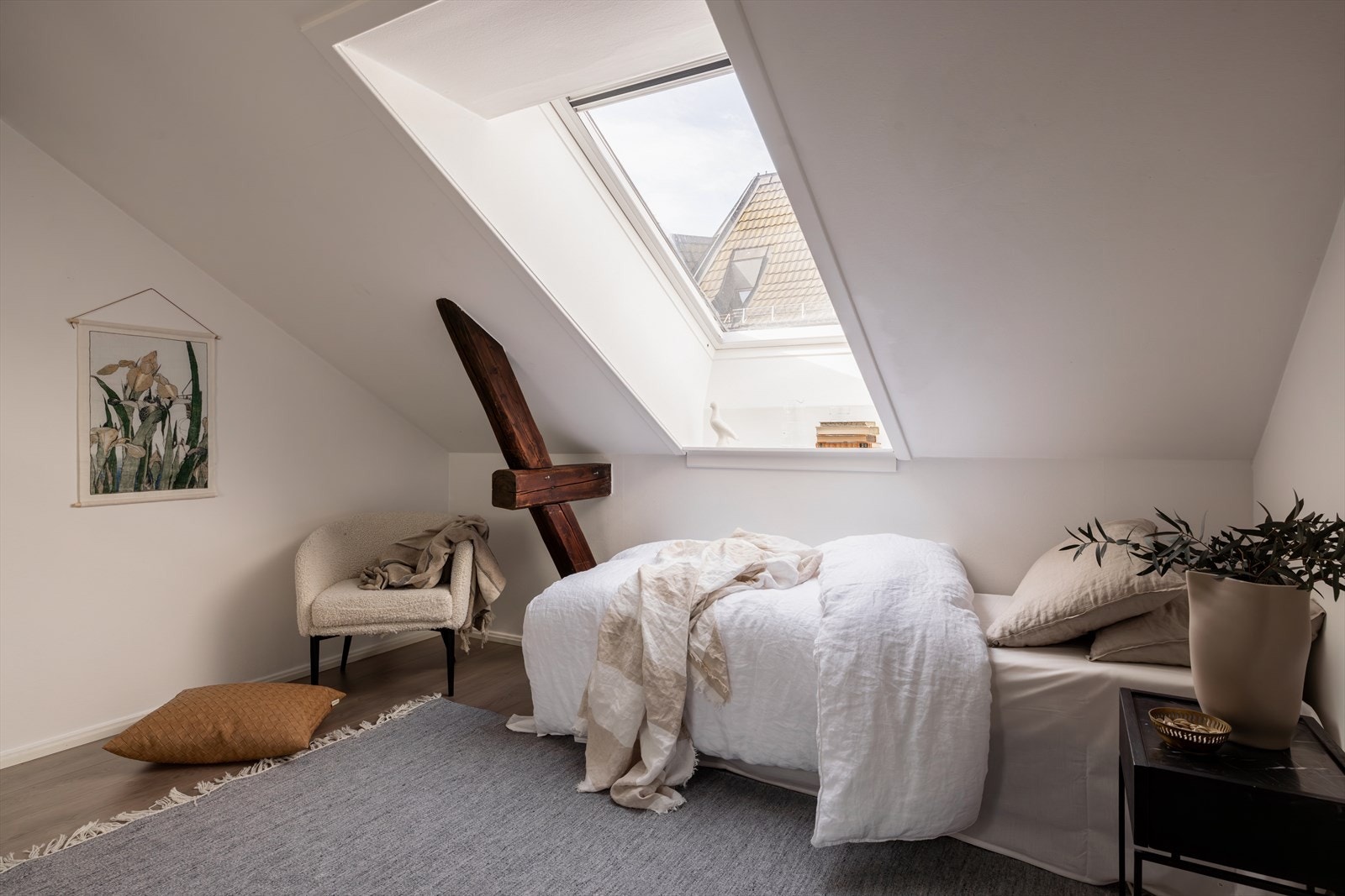 Soverom 2 ligger skjermet innerst i leiligheten og har egen adkomst til loftsbod. Galleribilde