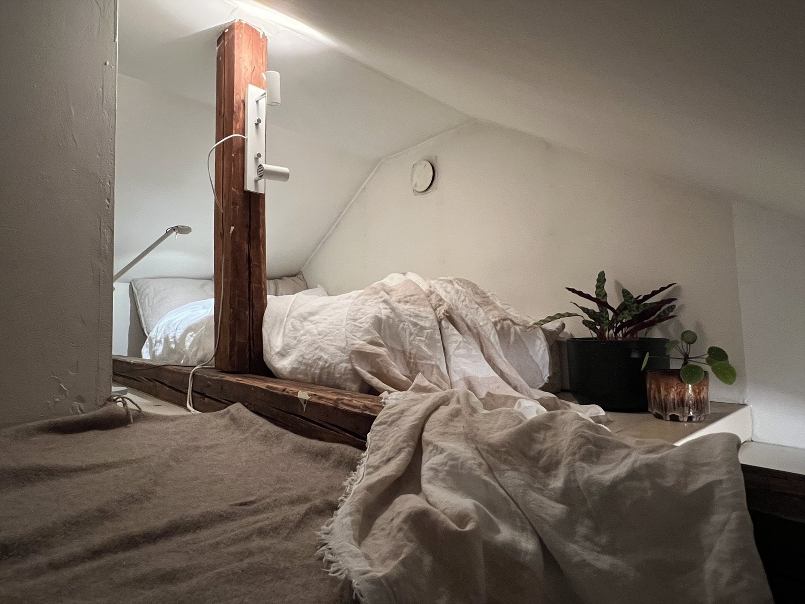 Over garderobeskapet og badet finner du en koselig hems med plass til gjesteseng. Galleribilde