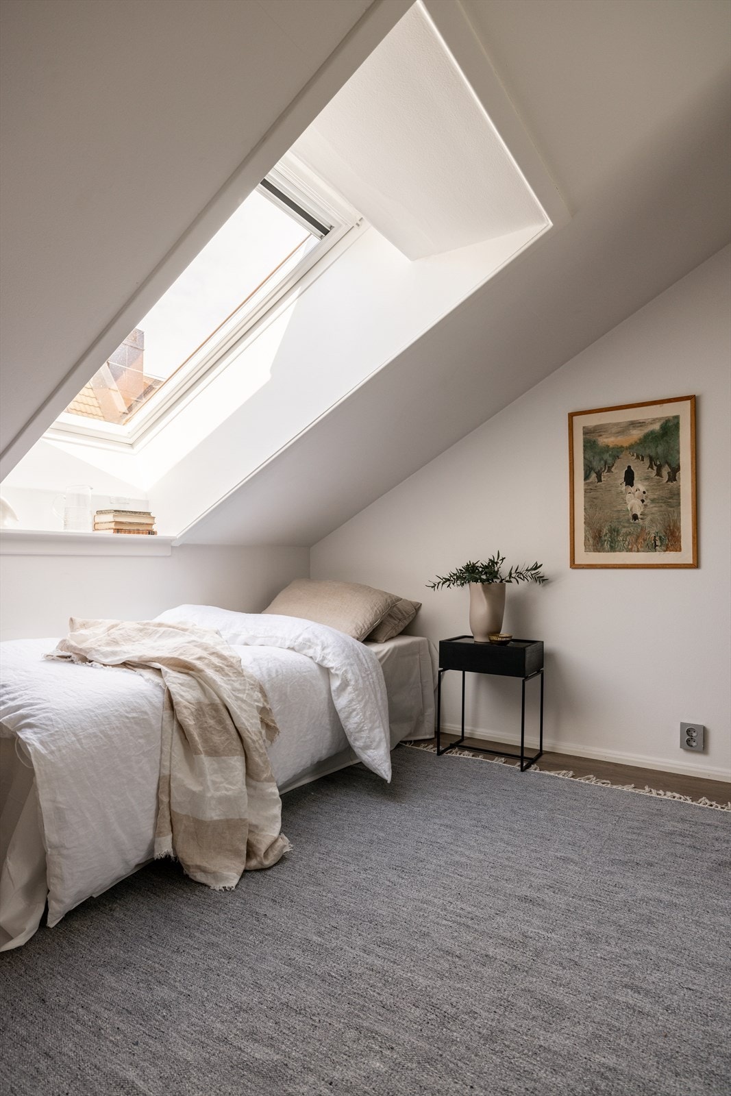 Gjennom branndør er det kun noen skritt bort til boden som disponeres - Meget praktisk! Galleribilde
