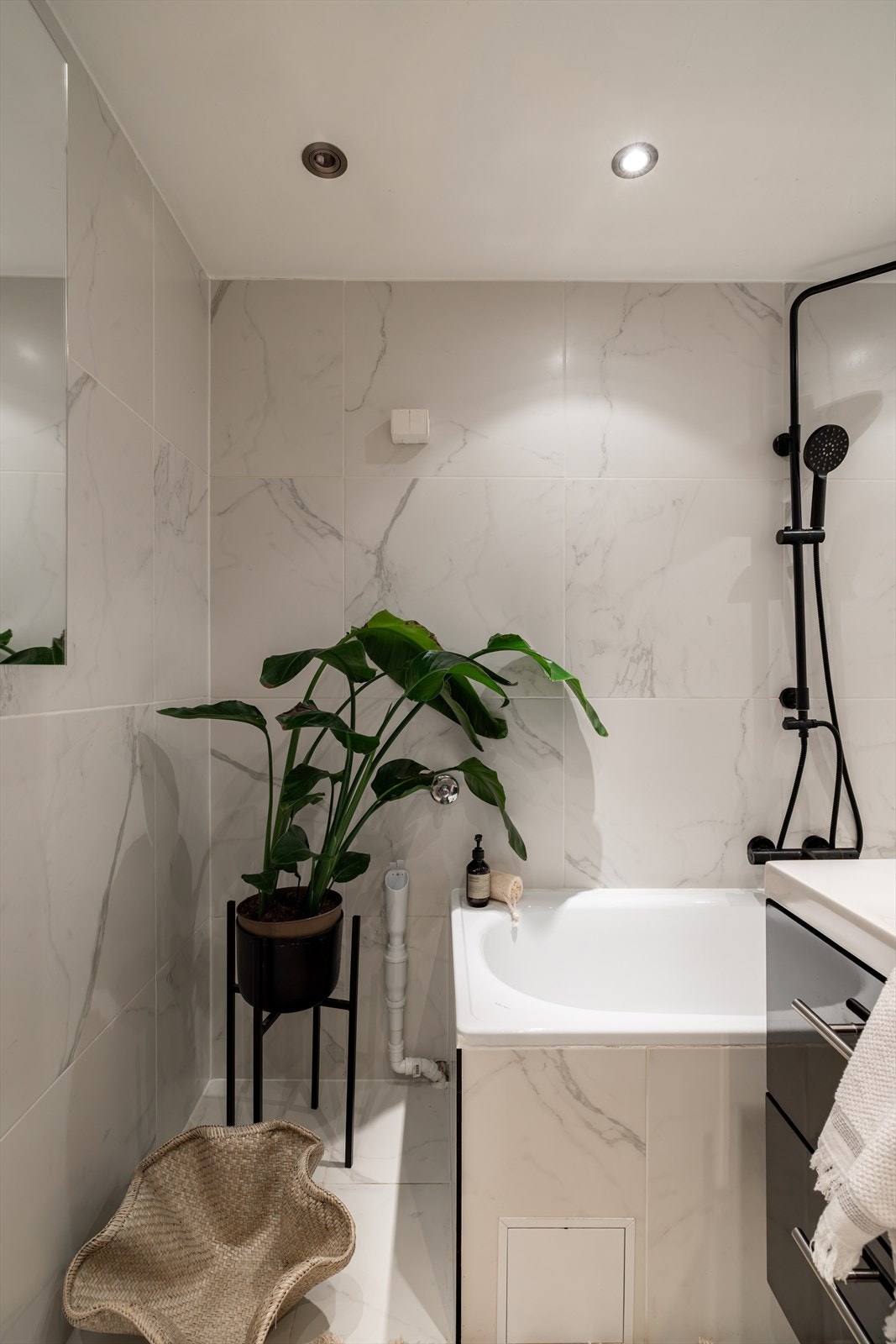Badet ble renovert i 2003 (iflg. tidligere salgsannonser) og overflateoppusset i 2020 med nye fliser, nytt badekar, servant, dusj og ventilasjon. Galleribilde