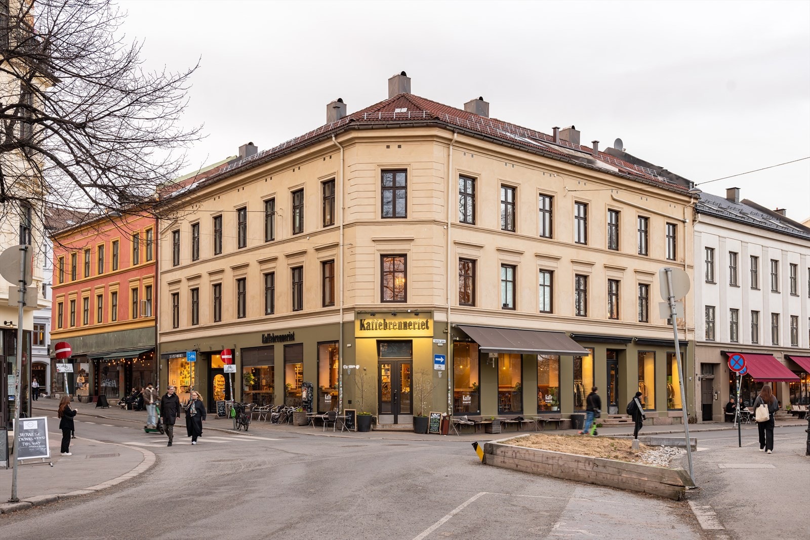Fasaden til denne klassiske eldre bygården i Oslo utstråler tidløs eleganse, med detaljerte arkitektoniske trekk og velholdte vinduer. Galleribilde