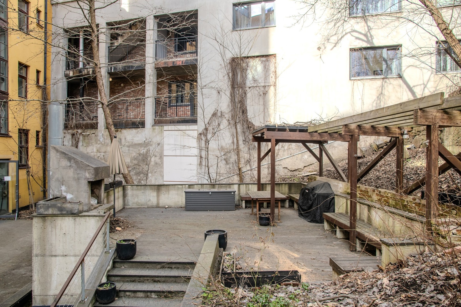 Stor arkitekttegnet bakgård rett utenfor leiligheten. Galleribilde