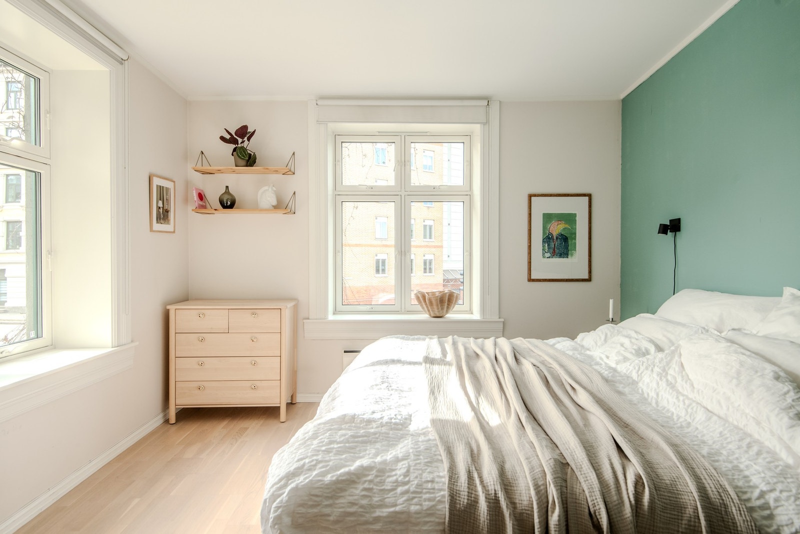 Soverommet er romslig og innbydende, med god plass til stor dobbeltseng, nattbord, garderobeløsning og eventuelt en kontorpult Galleribilde