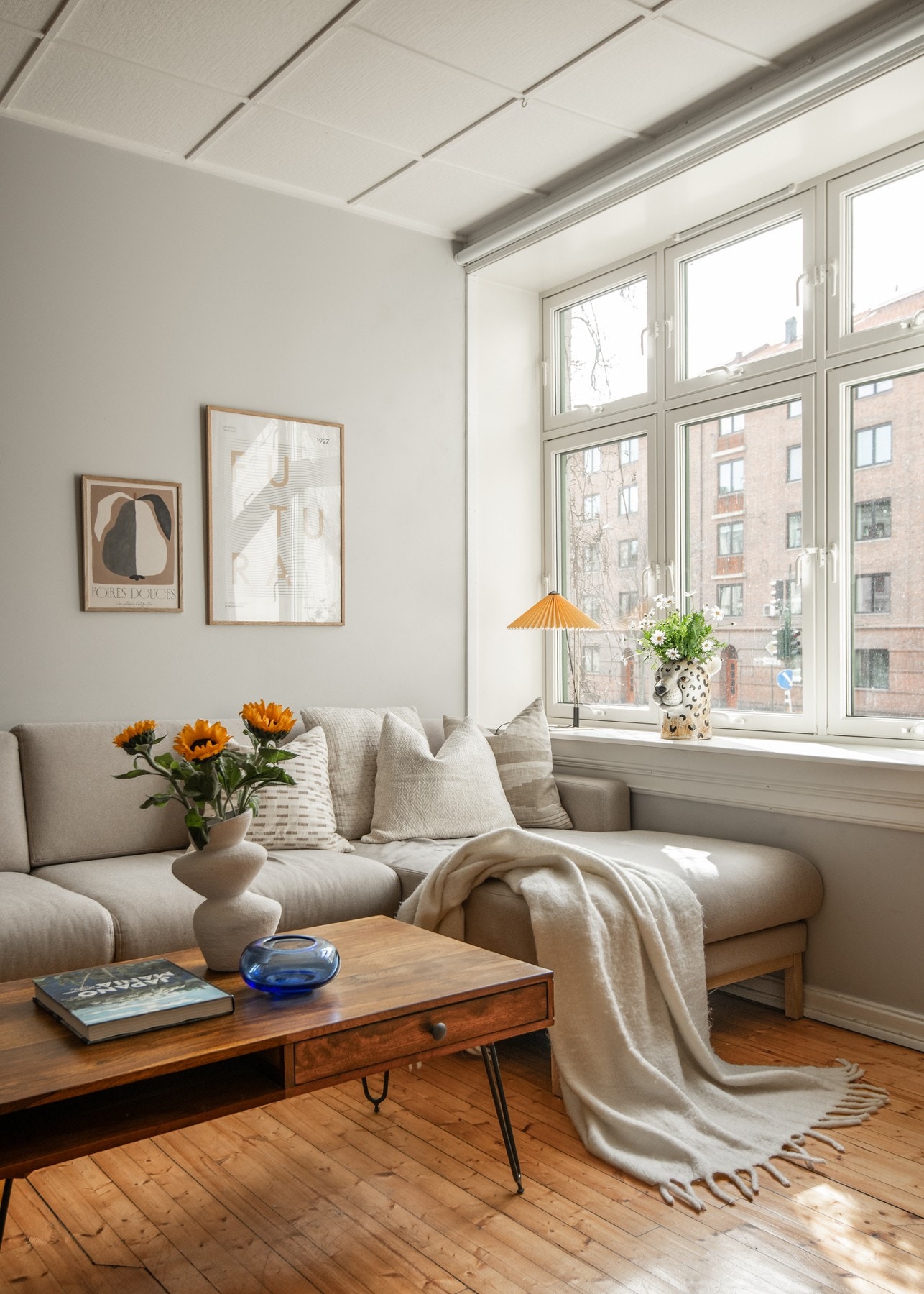 Store vindusflater i flere himmelretninger gir rikelig med naturlig lys og en behagelig romfølelse til alle rom. Galleribilde