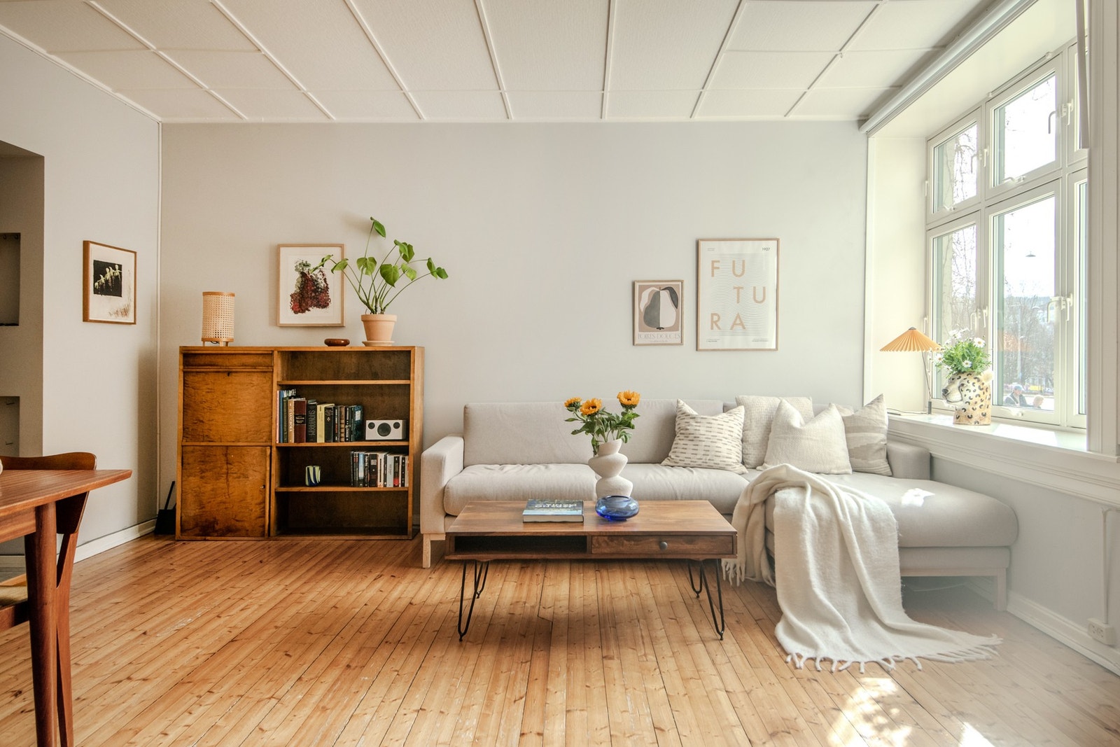 Stuen er full av sjarm og karakter, og danner et naturlig midtpunkt i boligen. Her er det rikelig med plass til både sofagruppe, spisebord og TV-møblement, noe som gir gode innredningsmuligheter. Galleribilde