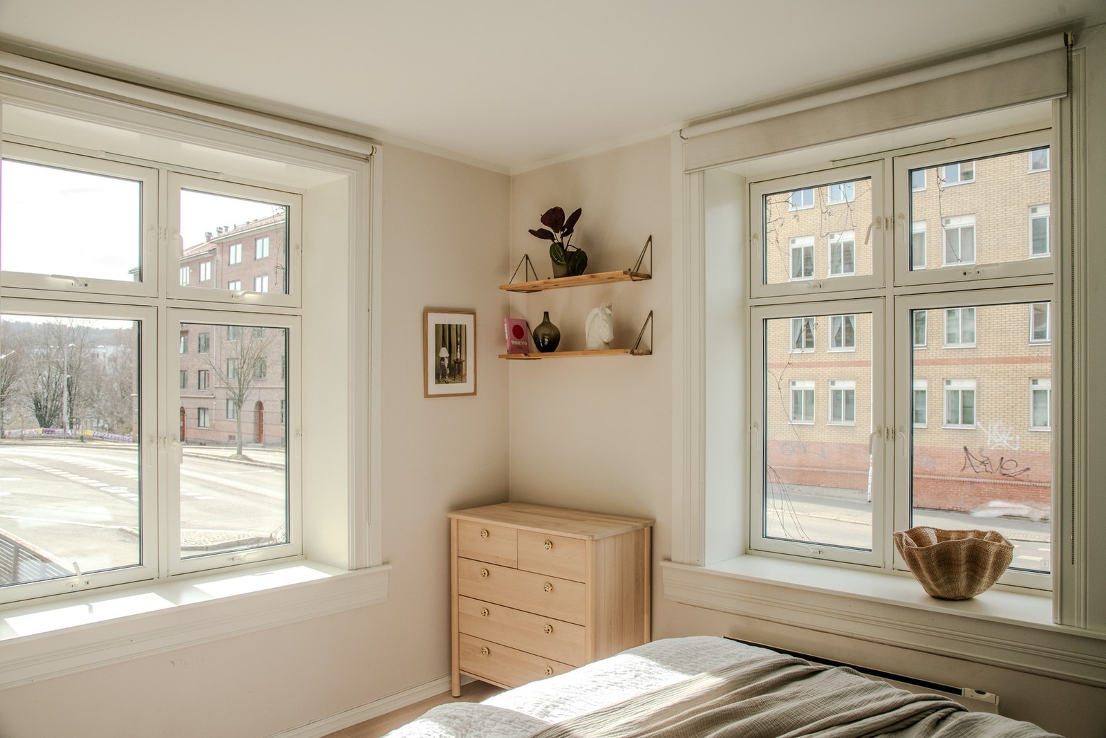 Store vindusflater i to himmelretninger sørger for godt med naturlig lys og gir en luftig og lys romfølelse. Galleribilde