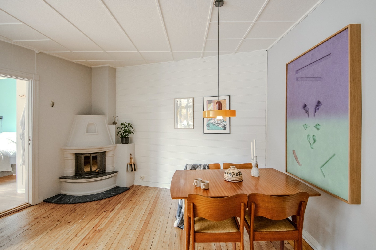 Rommet har et vakkert, slipt originalt furugulv som tilfører en varm og autentisk atmosfære, og en peisinnsats som gir både hygge og varme på kjølige dager. Galleribilde