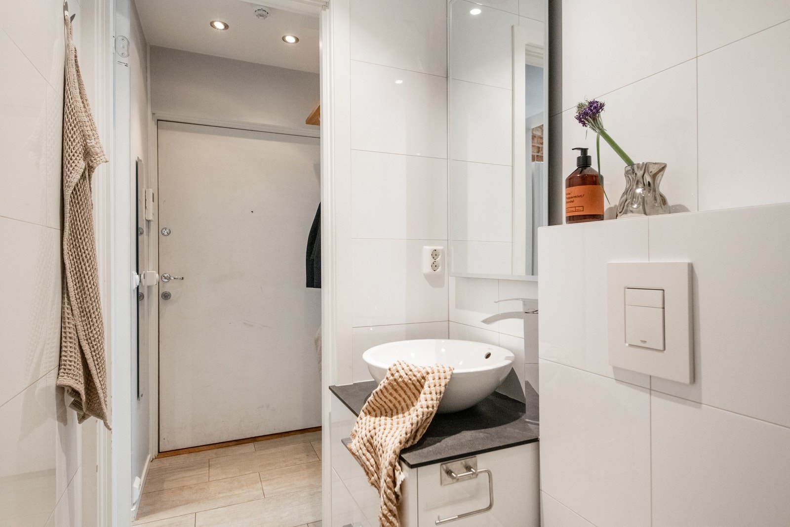 Flott flislagt baderom fra 2018 som fremstår moderne og stilrent. Rommet har flislagte overflater og er utstyrt med elektriske varmekabler, som gir god komfort gjennom hele året. Galleribilde