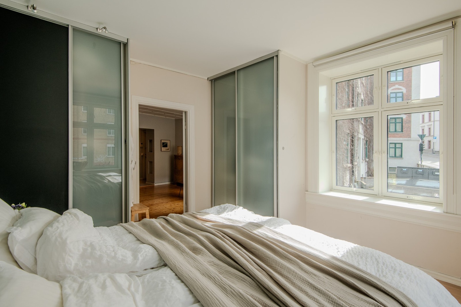 Dette er et soverom med mange muligheter, enten man ønsker maksimal komfort eller en kombinert sove- og arbeidsplass. Galleribilde