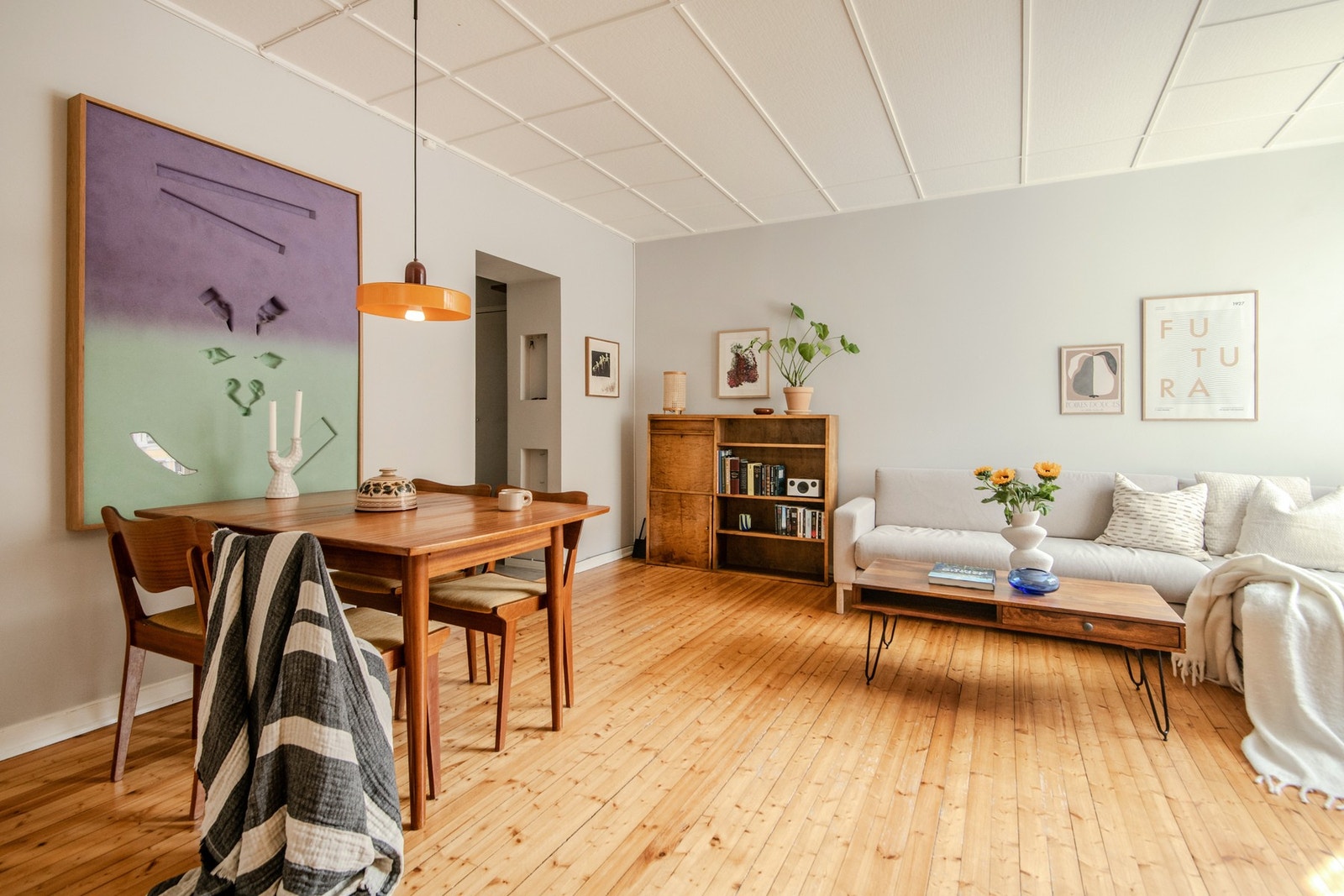 Leiligheten byr på en stor og luftig stue med originale tregulv, peisovn og god takhøyde. Galleribilde