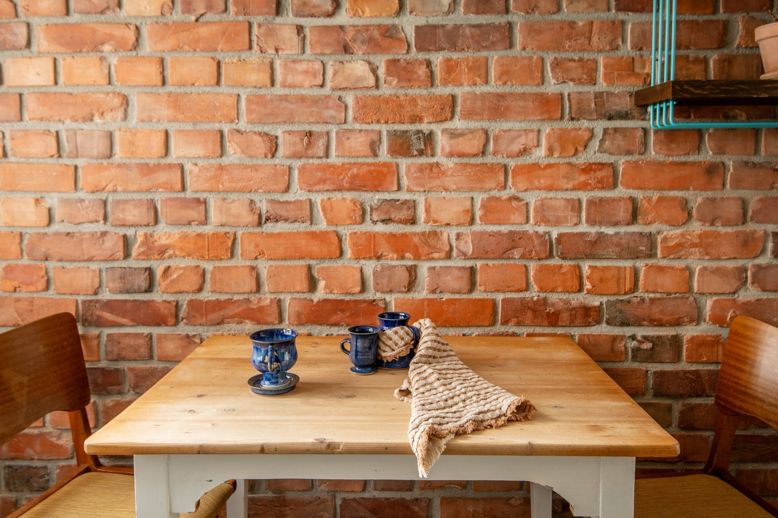 Èn vegg med synlig murstein tilfører rommet karakter og et rustikt preg Galleribilde