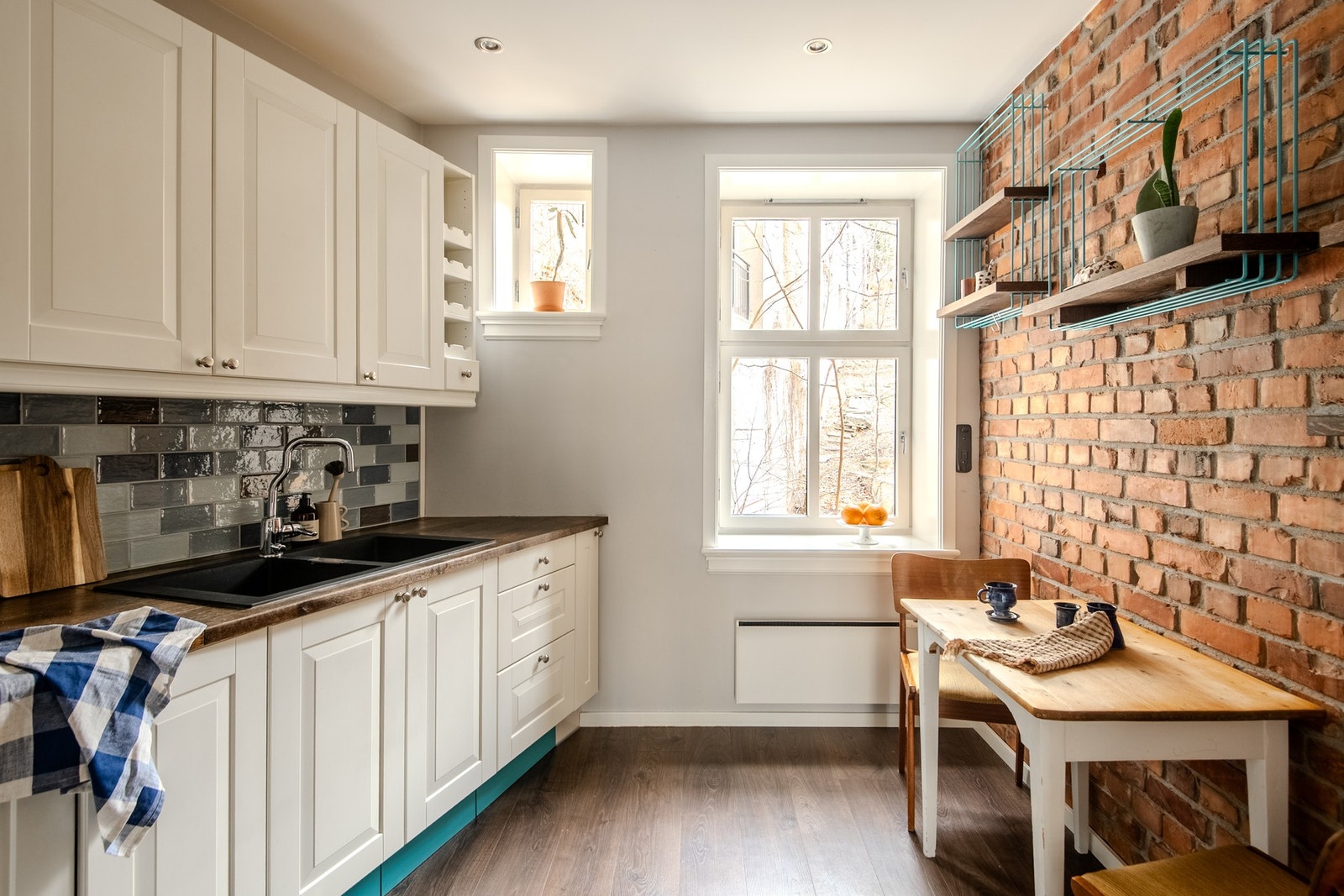 Kjøkkenet ligger i separat rom og fremstår som moderne og funksjonelt med god utnyttelse av plassen. Innredningen er fra 2018 med profilerte fronter fra Kvik. Galleribilde