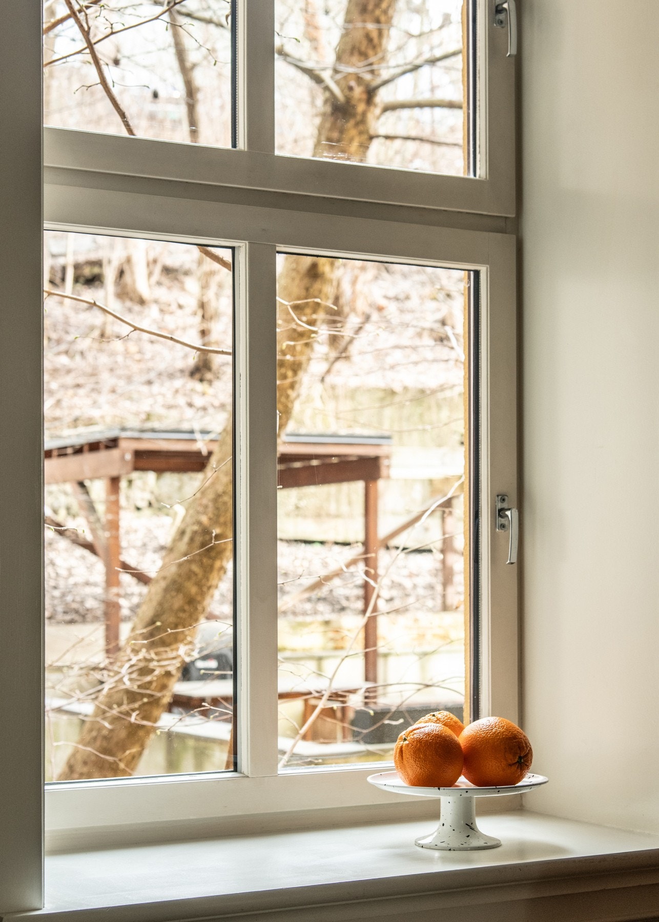 Hyggelig utsikt mot pent opparbeidet bakgård. Galleribilde