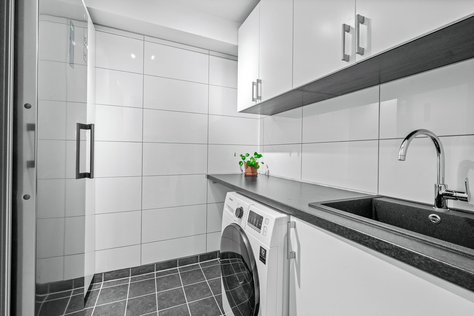 Praktisk vaskerom som tar unna klesvasken. Galleribilde