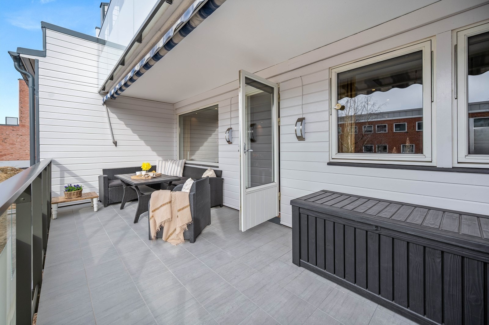 Fra stuen er det utgang til terrasse på ca 17,5 kvm. Galleribilde