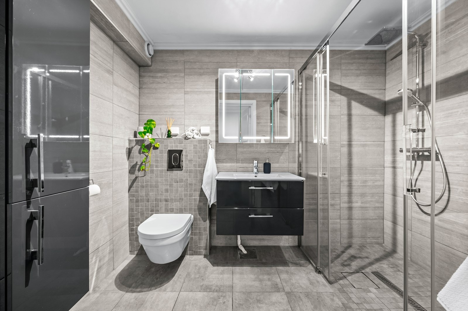 Moderne og stilrent bad som ble pusset opp i 2017. Galleribilde