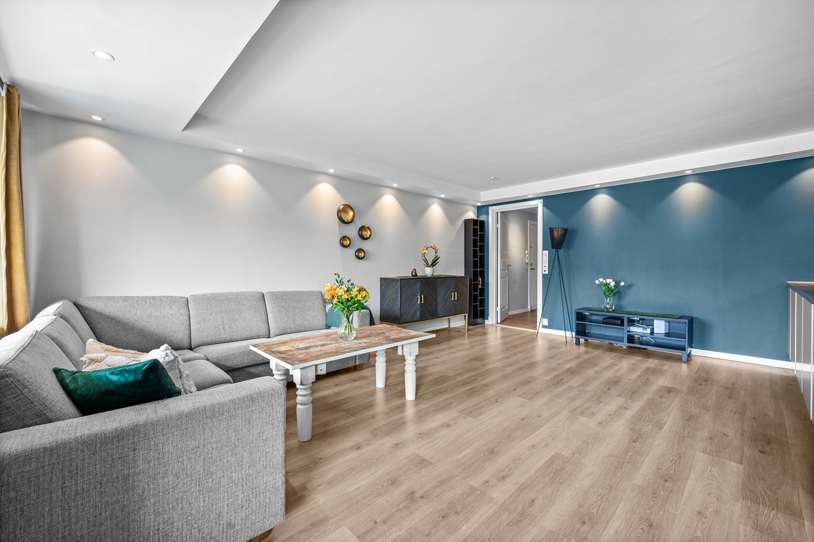 Boligen har en stor og romslig stue med mange muligheter for innredning. Galleribilde