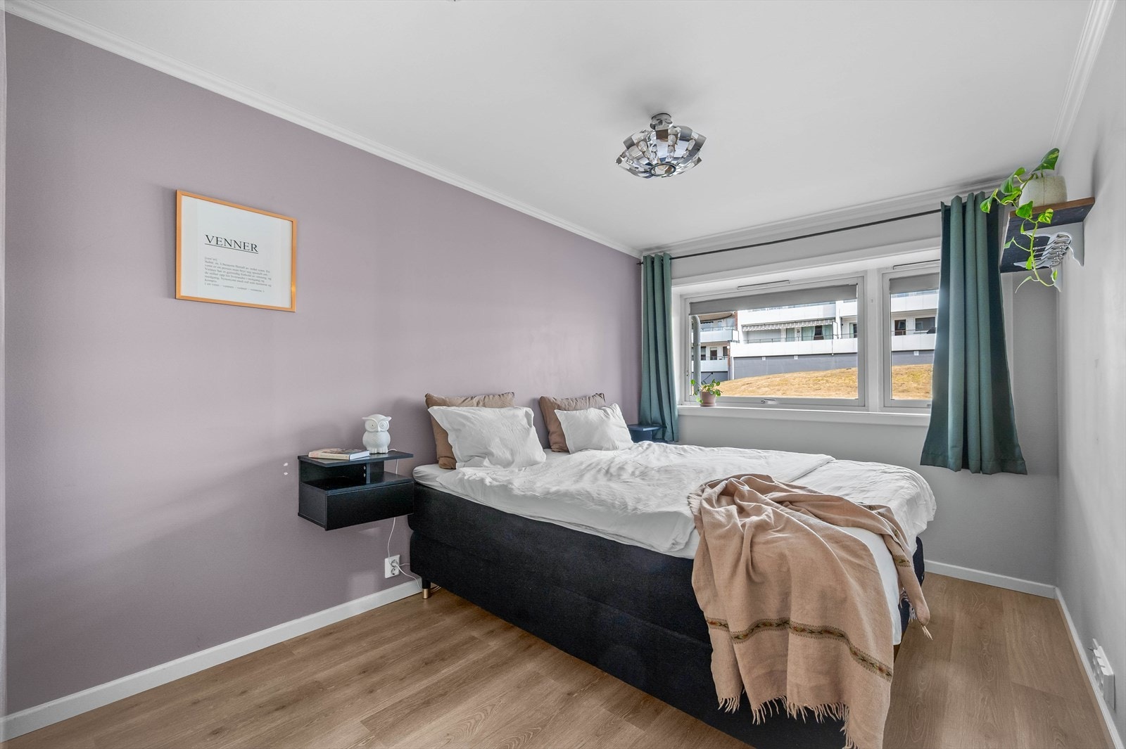 Hovedsoverommet har plass til dobbelseng med tilhørende nattbord. Galleribilde