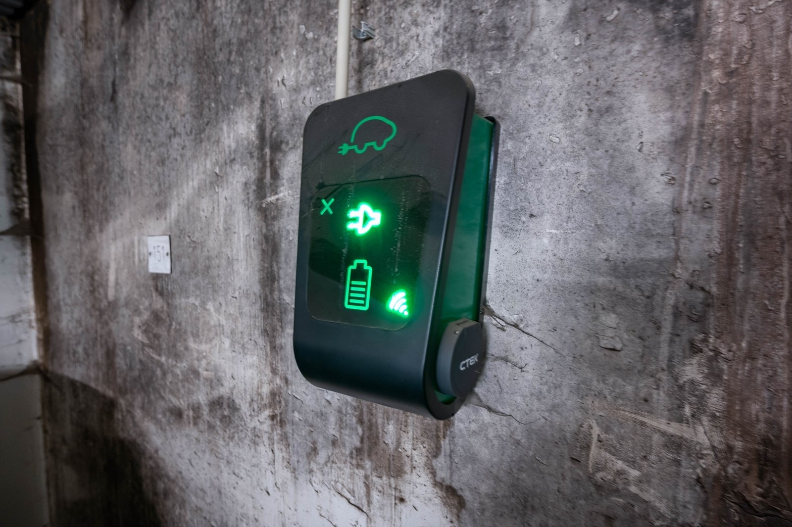 Det er elbil lader til plassen. Galleribilde