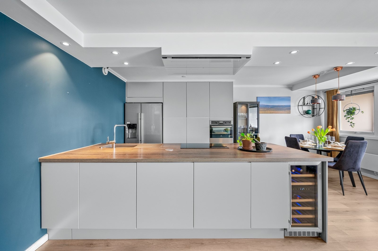 Kjøkkeninnredning med glatte fronter og laminert benkeplate. Galleribilde