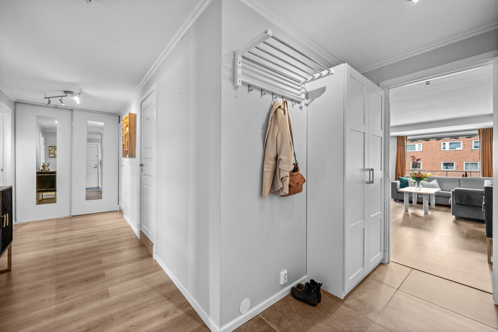 Stor gang med god plass til å henge fra seg. Galleribilde