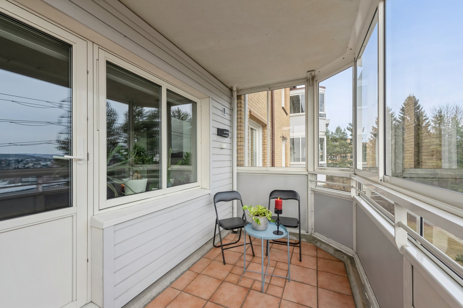 Fliser på gulv, panelte vegger inn mot leiligheten, utebelysning. Galleribilde