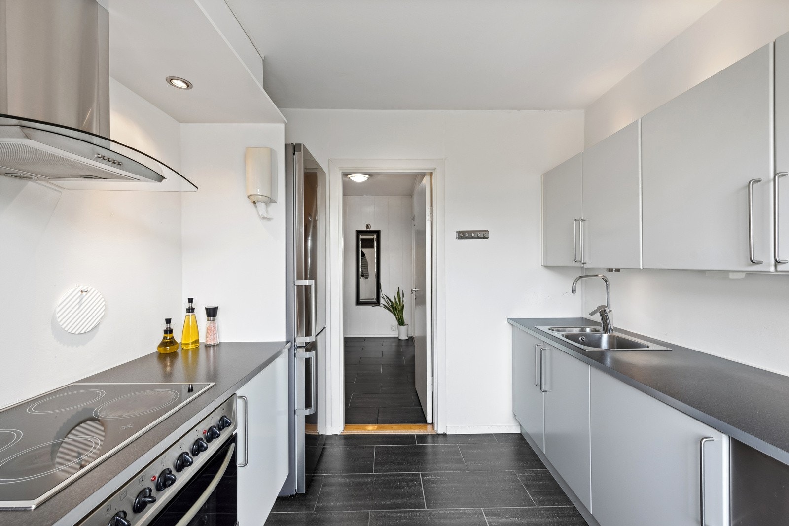 Lekkasjestopper og brannslange plassert under oppvaskkum. Ny bereder på 100 liter i 2019. Galleribilde