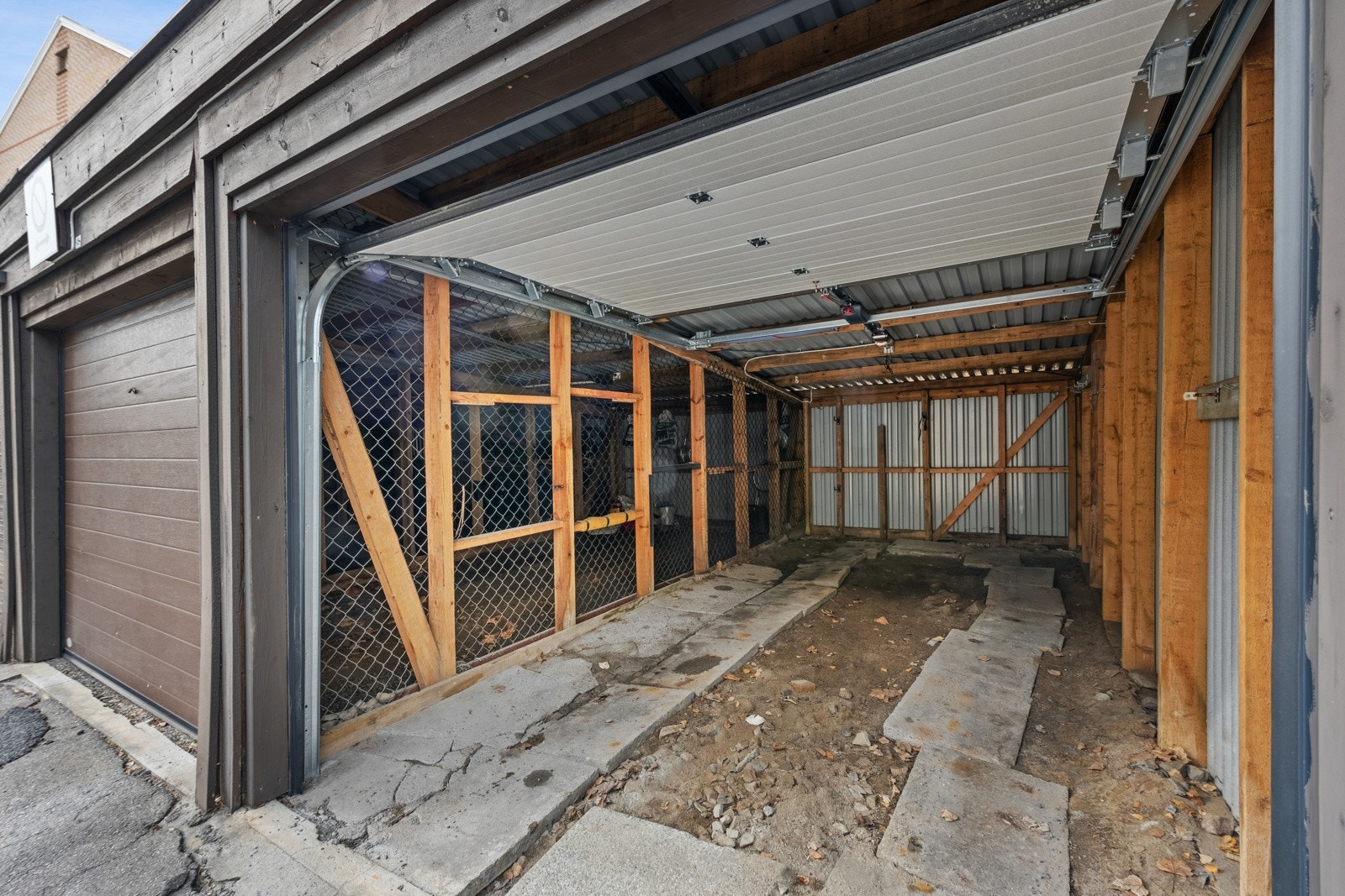 Garasjen har elektrisk port og det er mulighet for å innstallere ladestasjon. Galleribilde