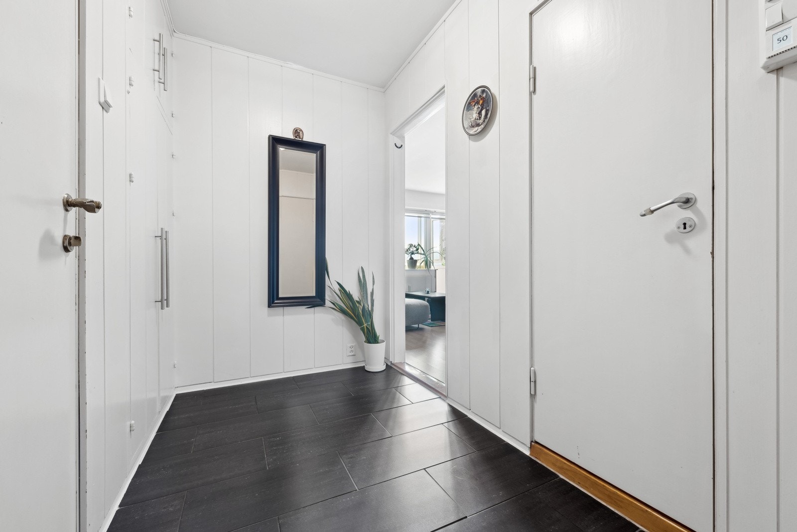 Entréen er knytepunkt i leiligheten. Dør calling. Galleribilde