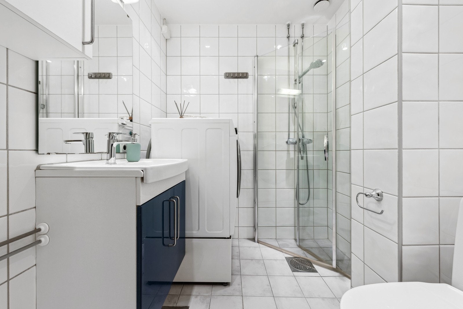 Badet er rehabilitert i regi av brl., i 2006. Godt valg av fliser. Varmekabler. Vaskemaskin og stativ med skuff vil følge leiligheten. Galleribilde