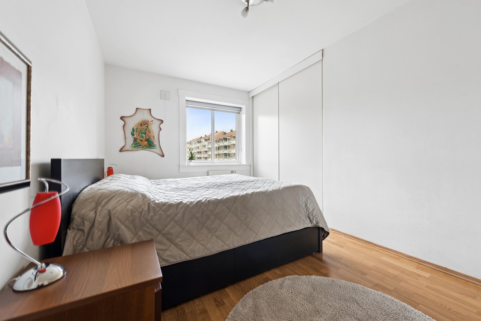 Hovedsoverommet er av god størrelse med god plass til dobbelseng og tilhørende møblement. Galleribilde