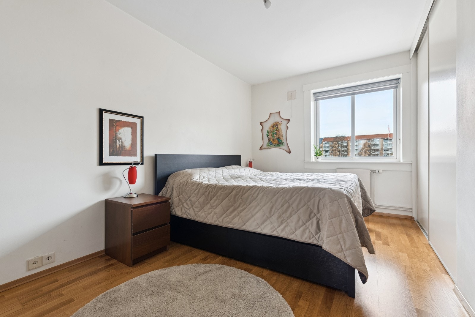 Godt med garderobeskap på hovedsoverommet. Det er også god plass til ekstra garderobe ved veggen mot døren. Galleribilde