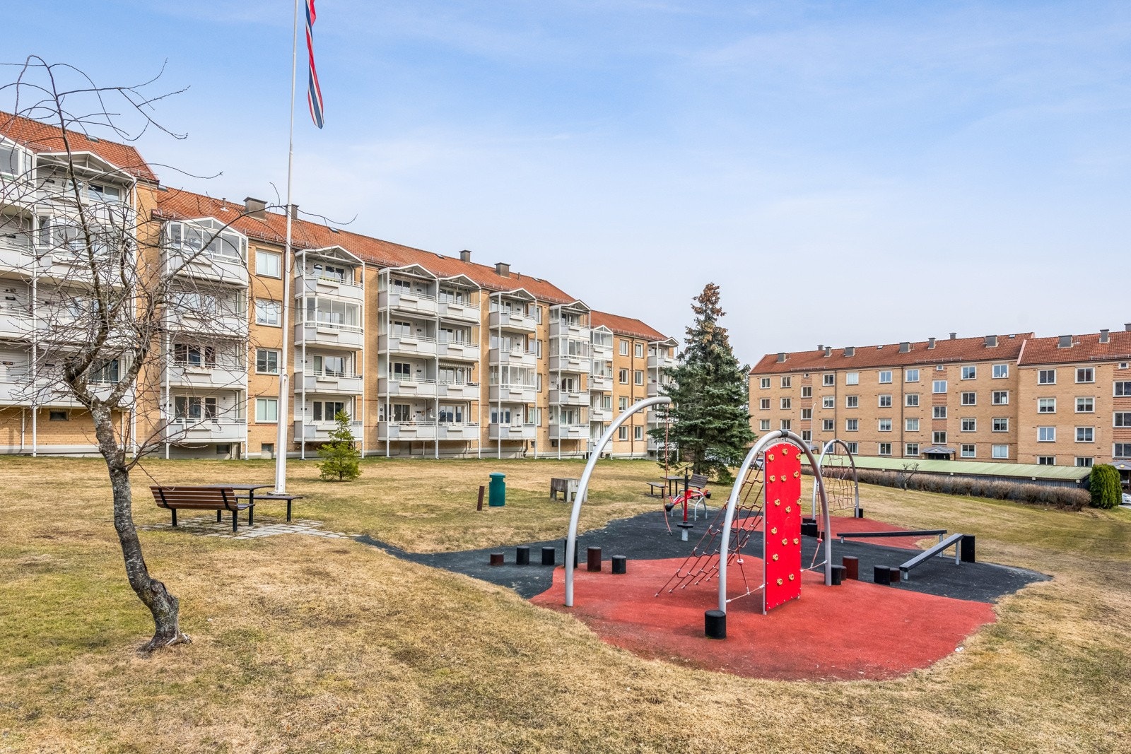 I Akerli brl. tar de godt vare på barna, fine lekeområder. 2 flinke vaktmestere tar vare på uteområdene hele året. Galleribilde