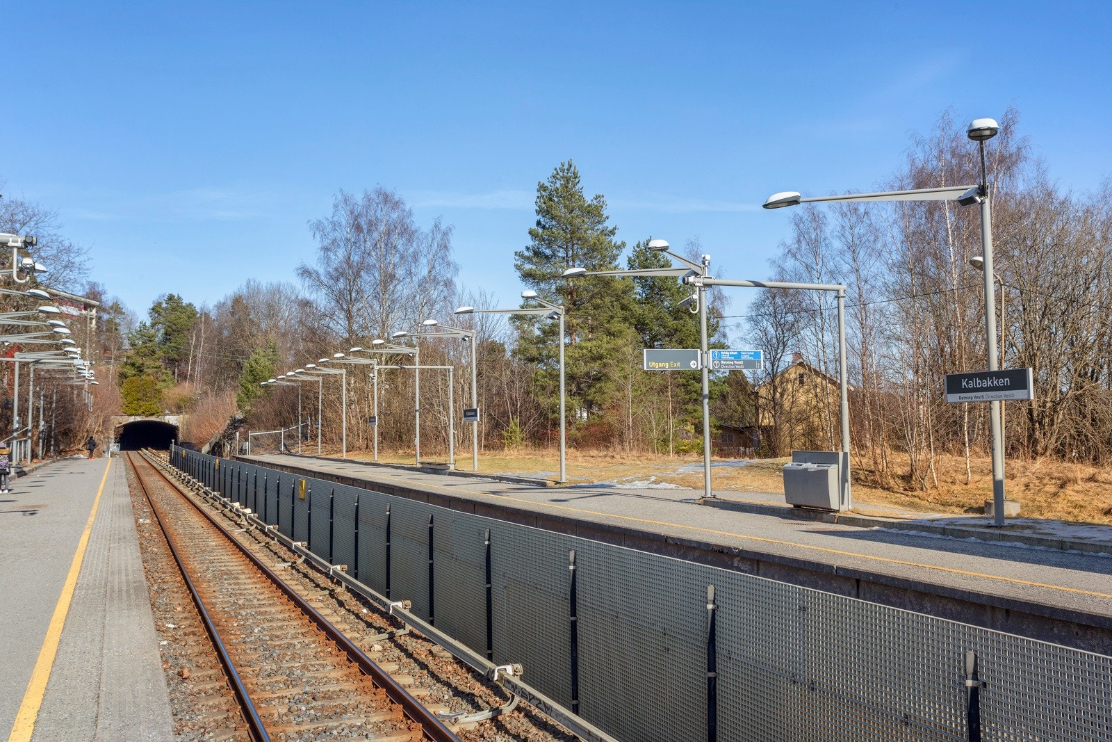 Midt i smørøyet. Mulighet for å bruke t-bane (linje 4 og 5), flere busser, buss 31 går hele døgnet og tog fra Nyland stasjon. Galleribilde