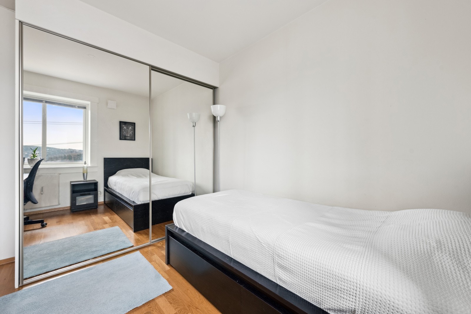 Takhøye skyvedørsgarderober med speil i front. Galleribilde