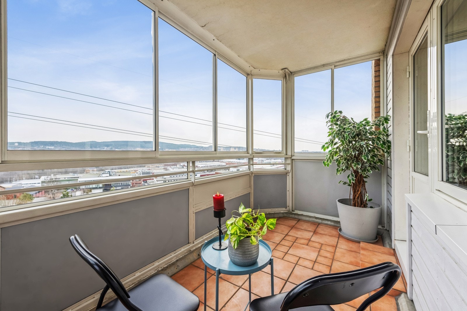 8 kvm solrik balkong med fantastisk utsikt. Lag din egen lune oase, bruk møbler og blomster og du har et ekstra "rom" for store deler av året. Galleribilde