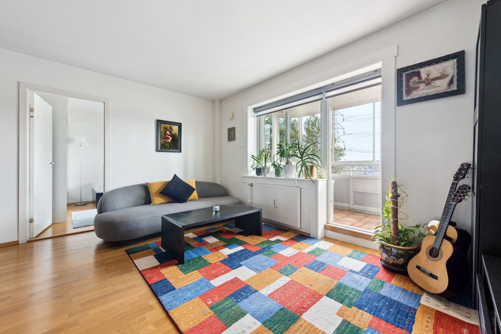 Store vindusflater og dør ut mot balkongen. Vinduer og dør skiftet i 2013 i regi av brl. Galleribilde