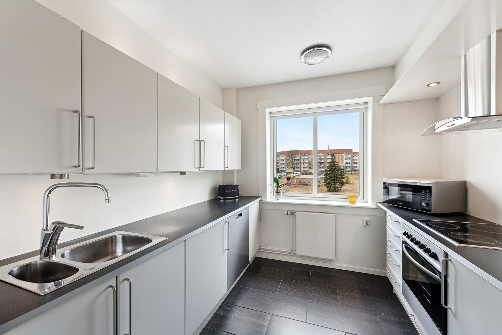 Hvitevarer som integrert komfyr, platetopp, ventilator, oppvaskmaskin og frittstående kjøleskap med frysedel vil følge leiligheten. Galleribilde