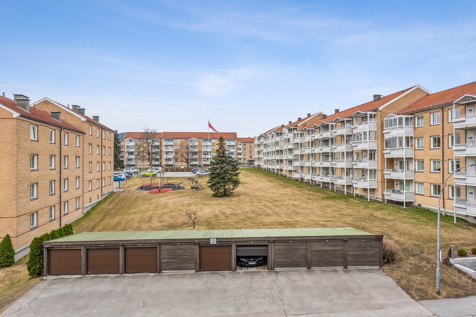 Utsikt fra kjøkkenet og hovedsoverommet mot garsjerekke og friområder. Galleribilde