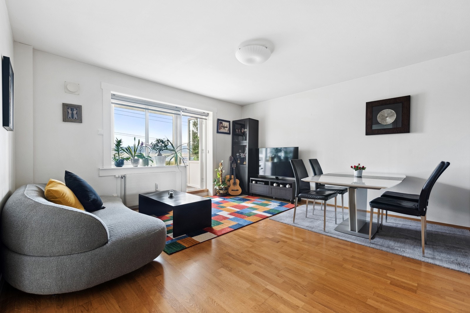 Lys stue som er lett å møblere, her kan du fint ha både salong og spisestue om du ønsker. Galleribilde