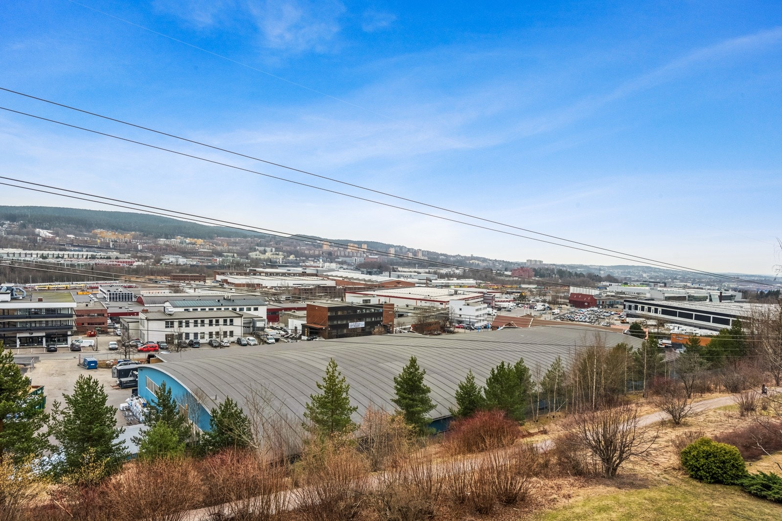 Ingen innsyn og flott utsikt fra balkongen helt over til Lindeberg og over Groruddalen. Galleribilde