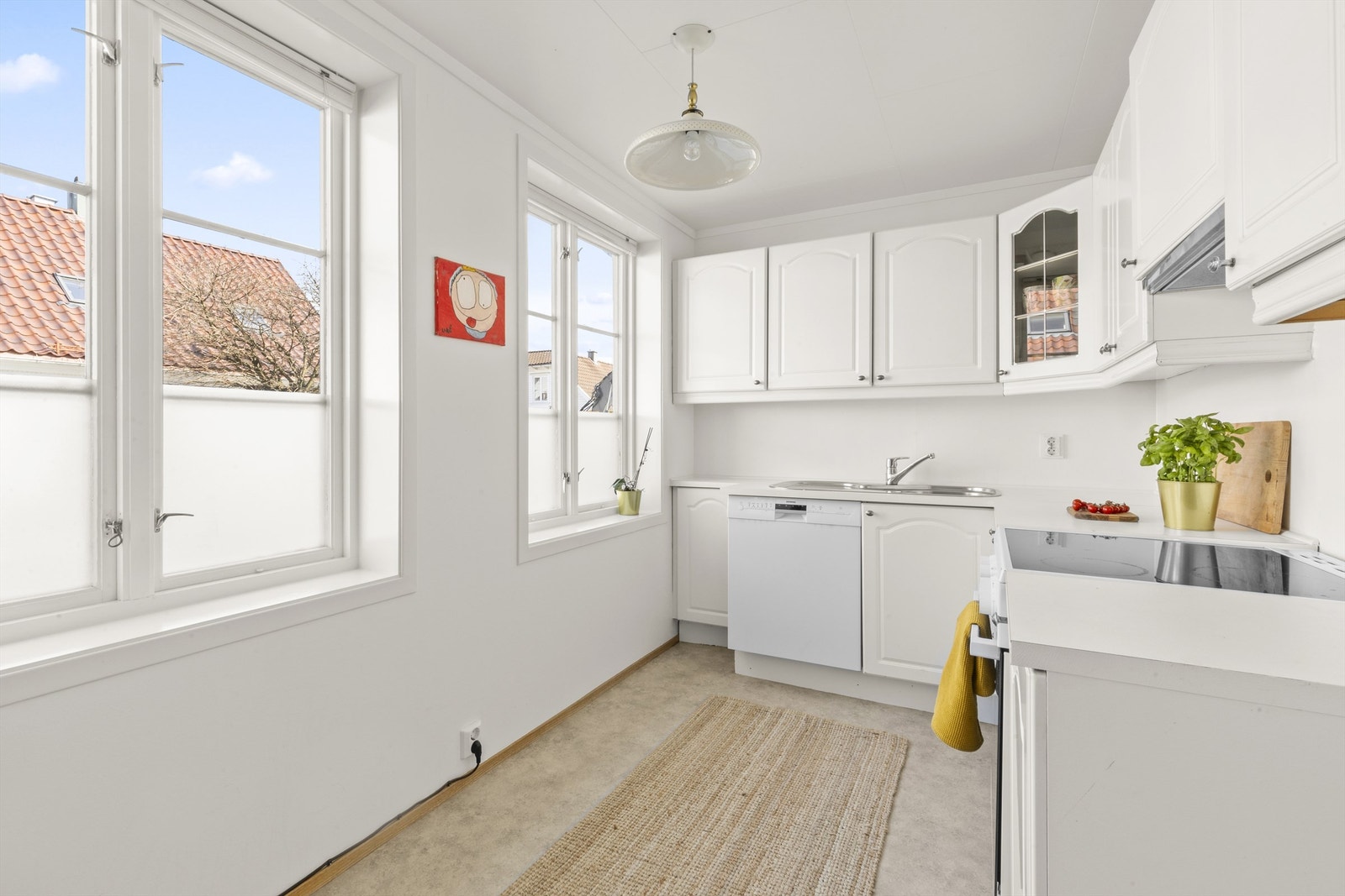 Kjøkken med svært gode lysforhold hvor også morgensolen kommer inn. Det er integrert oppvaskmaskin, og åpen løsning for stekeovn og kjøleskap. Rommet varmes opp med varmekabler. Galleribilde