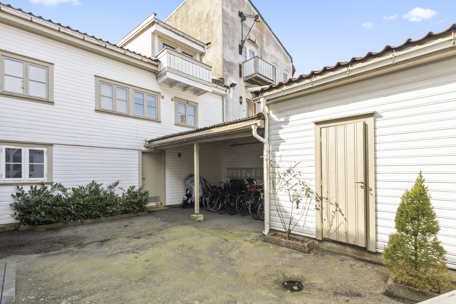 Det er også mulighet til å sette fra seg sykkel i bakgården. Galleribilde