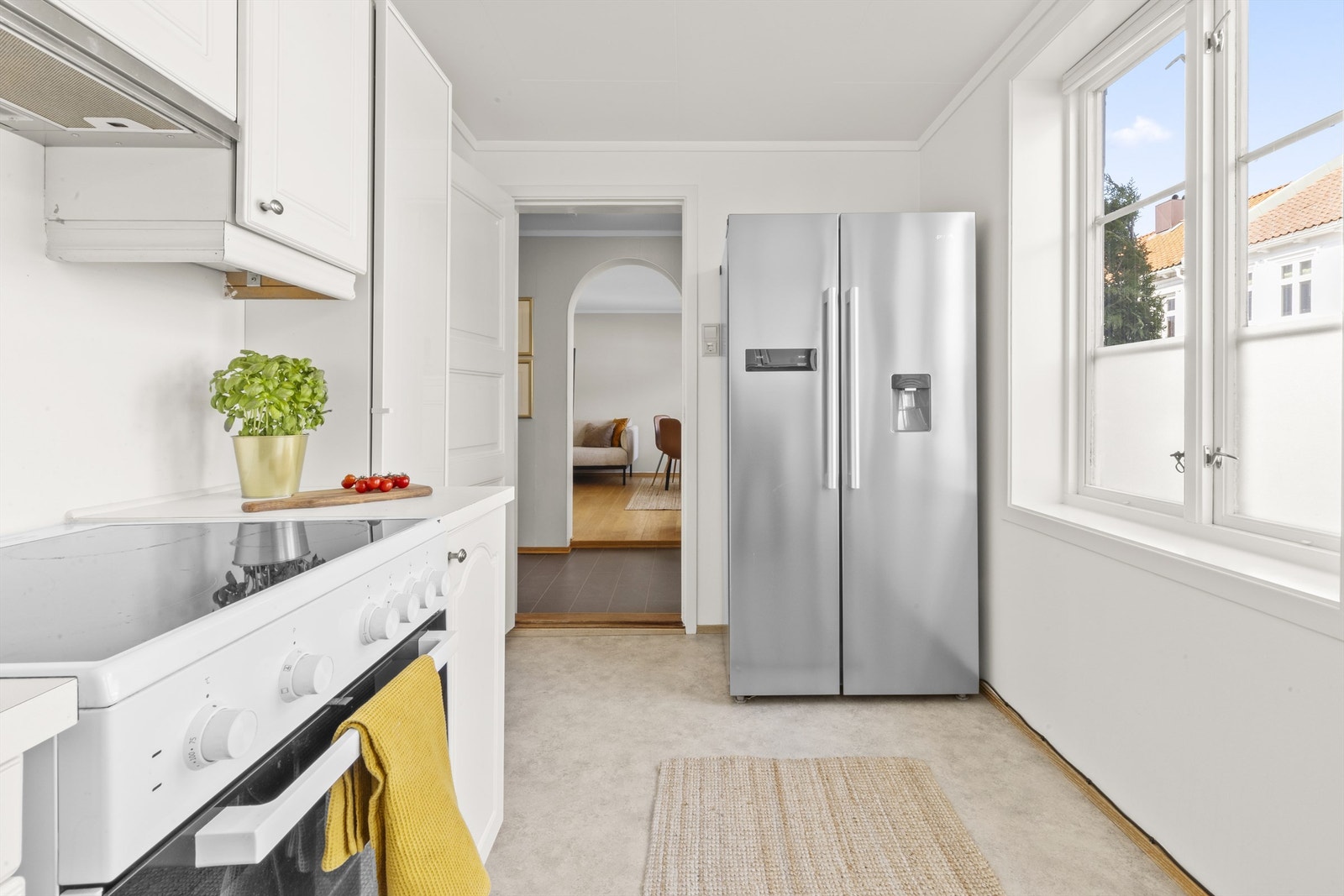 Svært gode lysforhold på kjøkkenet og i stuen. Galleribilde